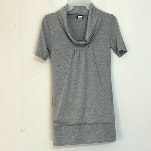 🌞 Rue 21 gray cowl neck turtle neck kangaroo pocket short sleeves top size jr M